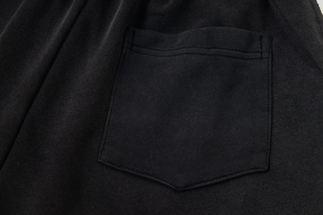 P220 model number Y661 CHROME HEARTS/Chrome Hearts CH 23SS washed trousers and sweatpants, soft and comfortable, and the upper body experience is overwhelming. The pants are decorated with classic cross leather patches, which are full of design. Trousers with elastic waist and leggings, a super versatile fashion item, will definitely turn heads. A must-have treasure sweatpants. The shape is super easy and easy to wear. Both men and women can easily wear it. They are the first choice for the street, don’t miss it! ! ! size:S-XL